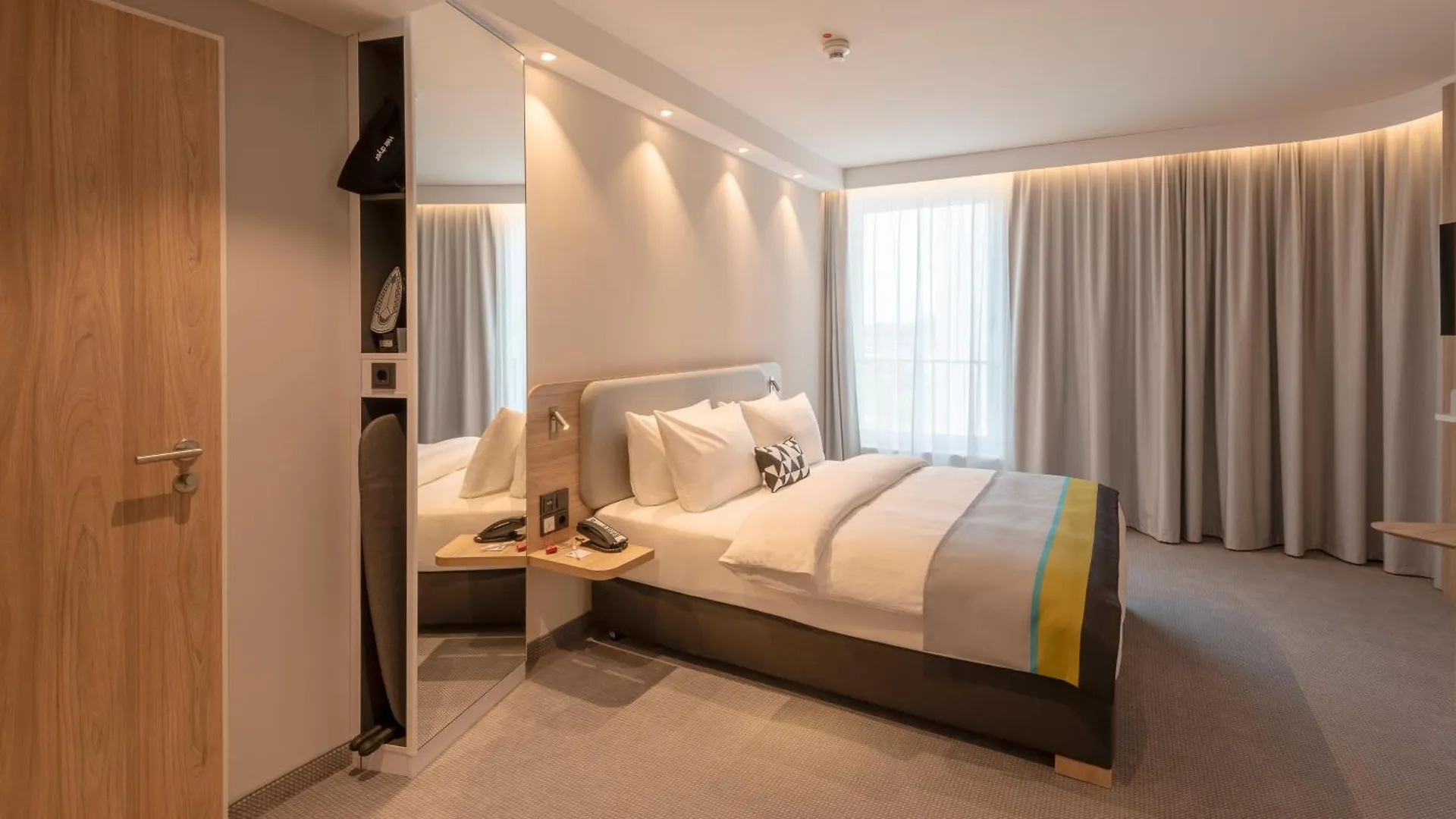 Holiday Inn Express Duesseldorf - Hauptbahnhof By Ihg Hotel
